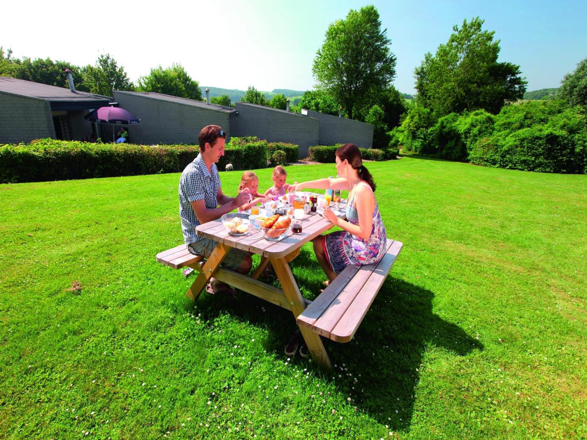 Nice Bungalow With Sauna And Bubble Bath, On A Holiday Park, 4 Km Valkenburg Villa Walem Buitenkant foto