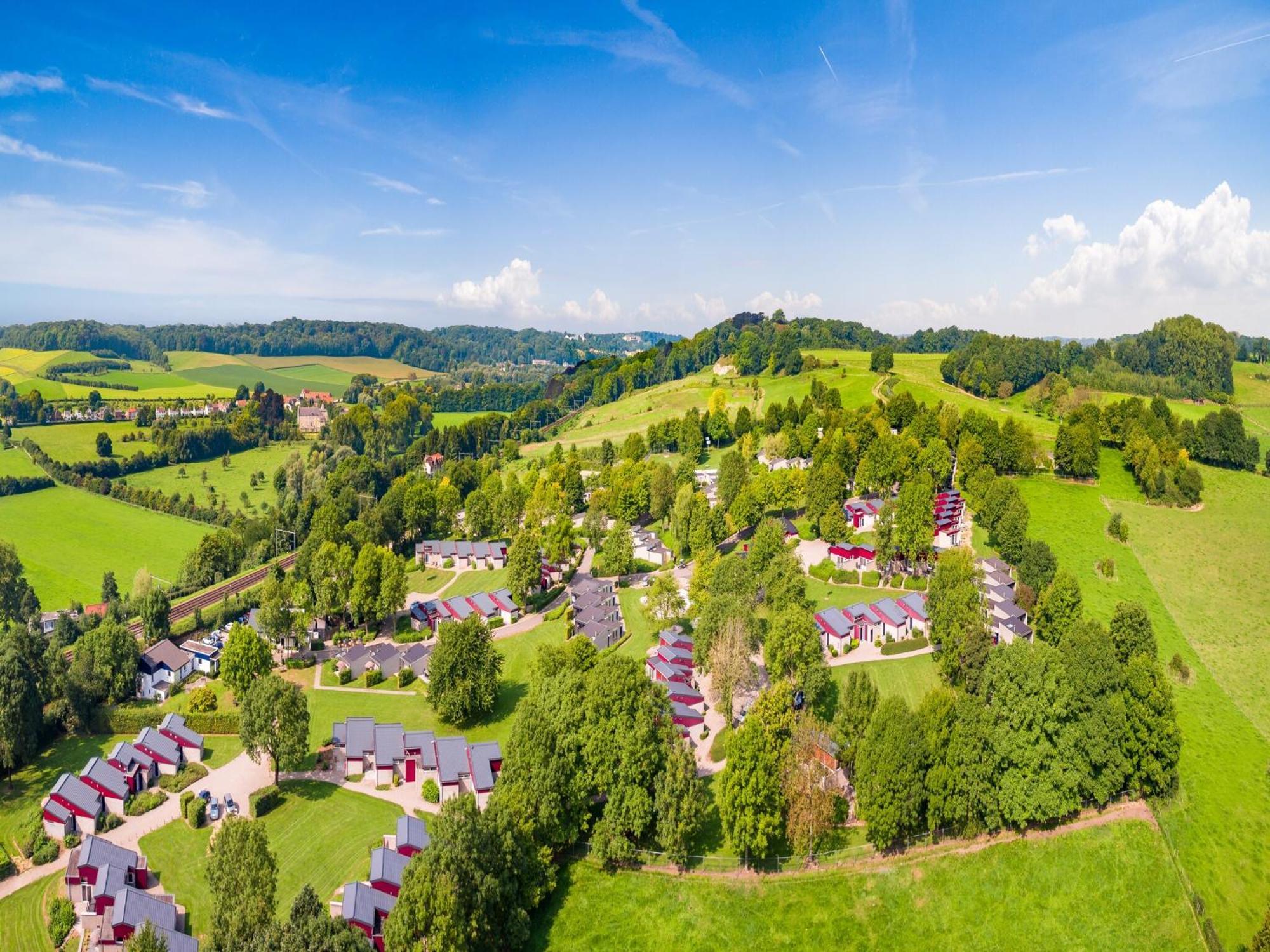 Nice Bungalow With Sauna And Bubble Bath, On A Holiday Park, 4 Km Valkenburg Villa Walem Buitenkant foto